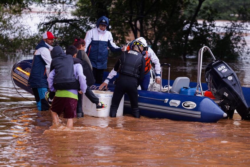 Defesa Civil e Forças Armadas atuam em resgates de vítimas das inundações no Rio Grande do Sul; fortes chuvas atingem o estado desde a última sexta-feira, 30. (Fotos: Prefeitura de Porto Alegre/Ministério da Defesa/Ricardo Stuckert)