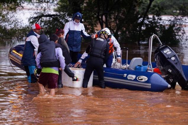 Defesa Civil e Forças Armadas atuam em resgates de vítimas das inundações no Rio Grande do Sul; fortes chuvas atingem o estado desde a última sexta-feira, 30. (Fotos: Prefeitura de Porto Alegre/Ministério da Defesa/Ricardo Stuckert) Defesa Civil e Forças Armadas atuam em resgates de vítimas das inundações no Rio Grande do Sul; fortes chuvas atingem o estado desde a última sexta-feira, 30. (Fotos: Prefeitura de Porto Alegre/Ministério da Defesa/Ricardo Stuckert)