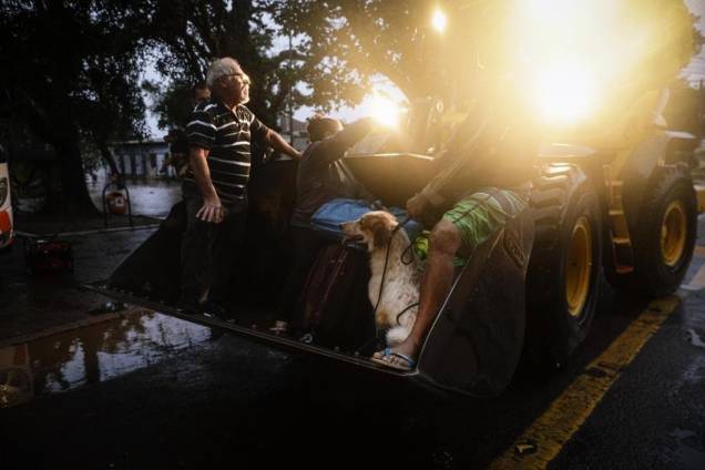 Defesa Civil e Forças Armadas atuam em resgates de vítimas das inundações no Rio Grande do Sul; fortes chuvas atingem o estado desde a última sexta-feira, 30. (Fotos: Prefeitura de Porto Alegre/Ministério da Defesa/Ricardo Stuckert) Defesa Civil e Forças Armadas atuam em resgates de vítimas das inundações no Rio Grande do Sul; fortes chuvas atingem o estado desde a última sexta-feira, 30. (Fotos: Prefeitura de Porto Alegre/Ministério da Defesa/Ricardo Stuckert)