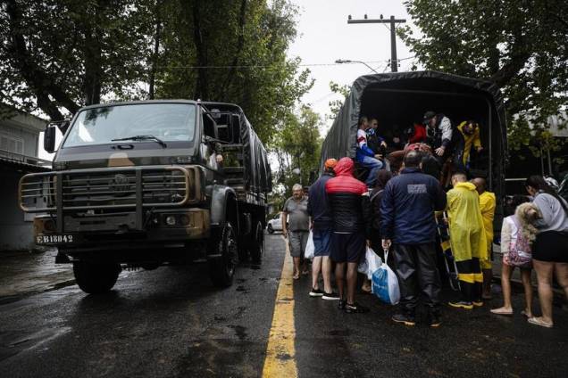 Defesa Civil e Forças Armadas atuam em resgates de vítimas das inundações no Rio Grande do Sul; fortes chuvas atingem o estado desde a última sexta-feira, 30. (Fotos: Prefeitura de Porto Alegre/Ministério da Defesa/Ricardo Stuckert) Defesa Civil e Forças Armadas atuam em resgates de vítimas das inundações no Rio Grande do Sul; fortes chuvas atingem o estado desde a última sexta-feira, 30. (Fotos: Prefeitura de Porto Alegre/Ministério da Defesa/Ricardo Stuckert)
