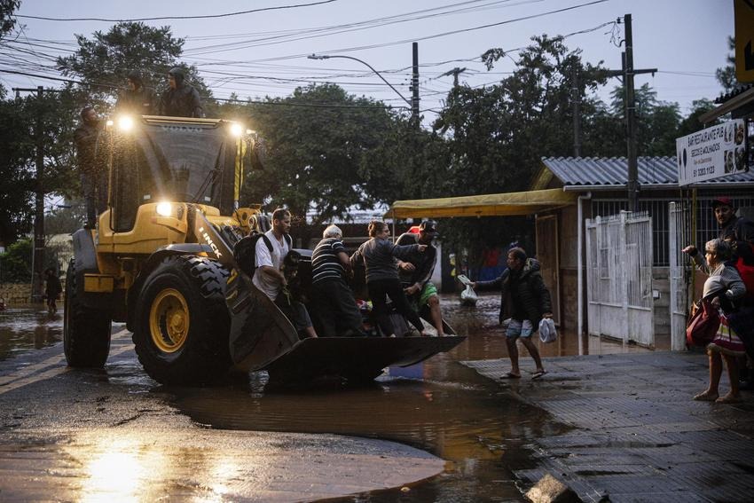 Defesa Civil e Forças Armadas atuam em resgates de vítimas das inundações no Rio Grande do Sul; fortes chuvas atingem o estado desde a última sexta-feira, 30. (Fotos: Prefeitura de Porto Alegre/Ministério da Defesa/Ricardo Stuckert)