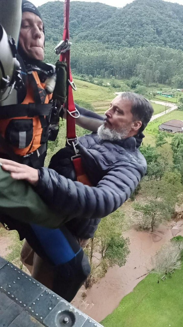 Defesa Civil e Forças Armadas atuam em resgates de vítimas das inundações no Rio Grande do Sul; fortes chuvas atingem o estado desde a última sexta-feira, 30. (Fotos: Prefeitura de Porto Alegre/Ministério da Defesa/Ricardo Stuckert) Defesa Civil e Forças Armadas atuam em resgates de vítimas das inundações no Rio Grande do Sul; fortes chuvas atingem o estado desde a última sexta-feira, 30. (Fotos: Prefeitura de Porto Alegre/Ministério da Defesa/Ricardo Stuckert)