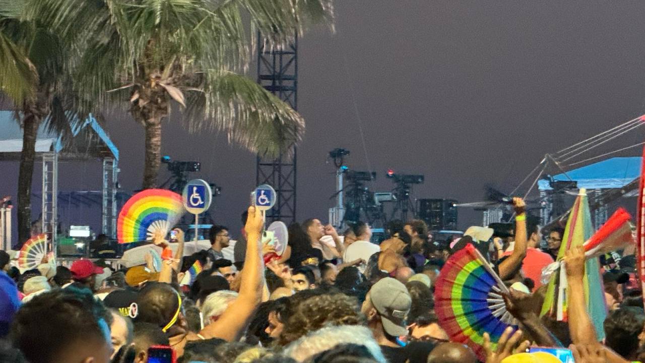 Fãs da cantora se aglomeram em Copacabana desde cedo