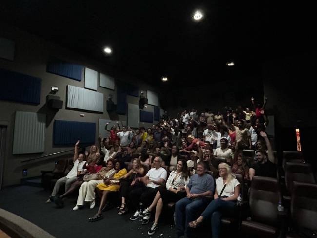 Sessão do filme no Cine Carioca Nova Brasília –