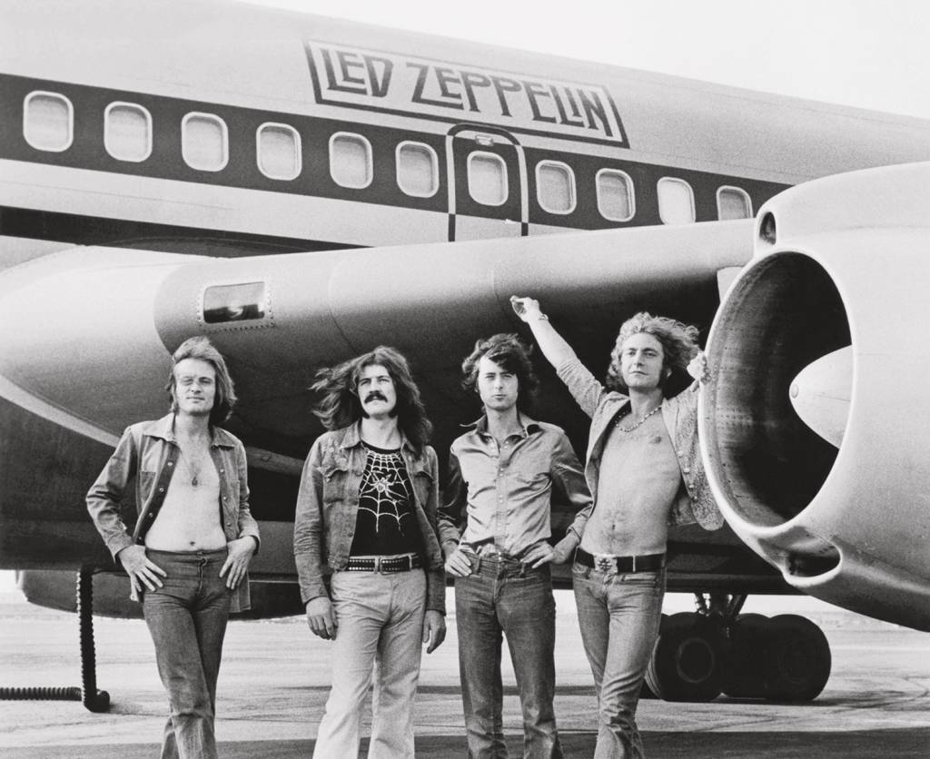 abre-3P-crédito-Michael-Zagaris NO AUGE - Os músicos diante de seu famoso avião: dinossauros setentistas