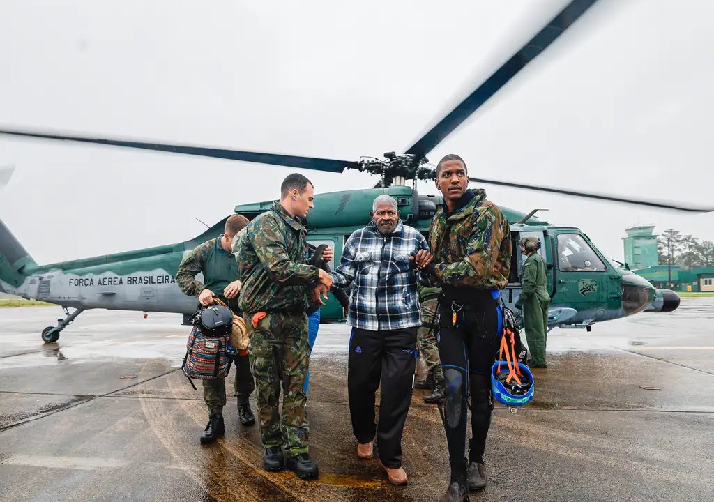 Base aérea de Santa Maria (RS): militares atuam no resgate de vítimas das chuvas no estado