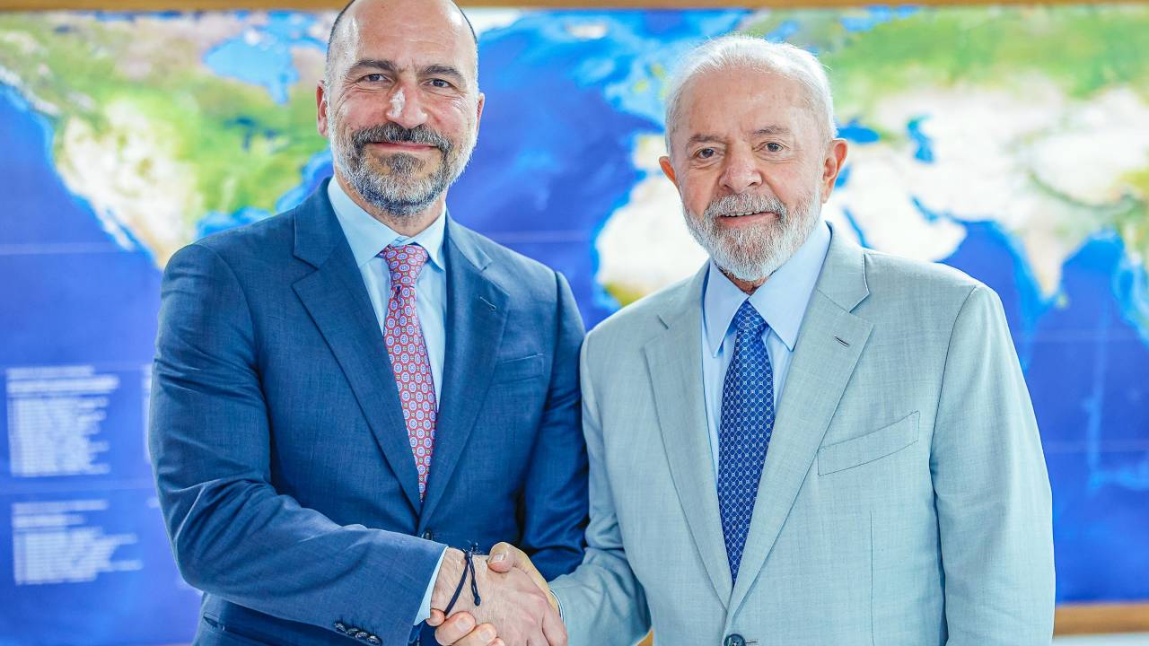O CEO da Uber, Dara Khosrowshahi, e o presidente Luiz Inácio Lula da Silva, durante reunião no Palácio do Planalto nesta quarta-feira