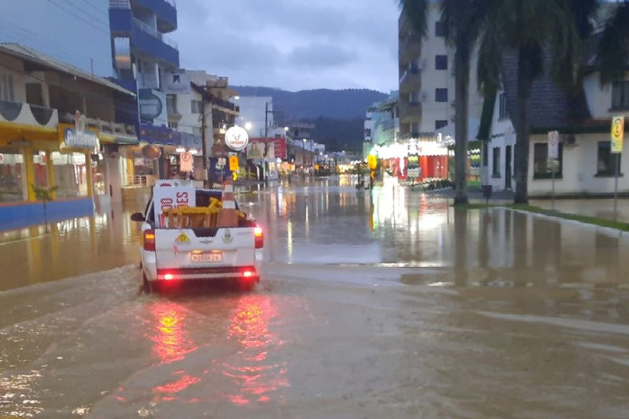 Chuvas inundam ruas de Presidente Getúlio (SC), a cerca de 222 quilômetros de distância de Florianópolis
