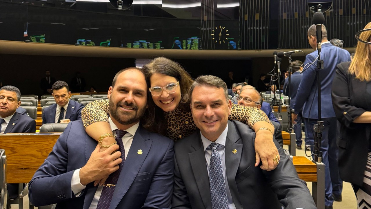 O senador Flávio Bolsonaro (PL-RJ) e os deputados Eduardo Bolsonaro (PL-RJ) e Bia Kicis (PL-DF), durante votação da sessão Conjunta do Congresso