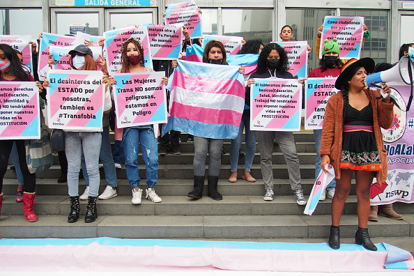 Grupo de mulheres transexuais e simpatizantes da causa LGBTQIAPN+ protestando pela falta de segurança contra a comunidade transexual em Lima, Peru. 30/06/2022