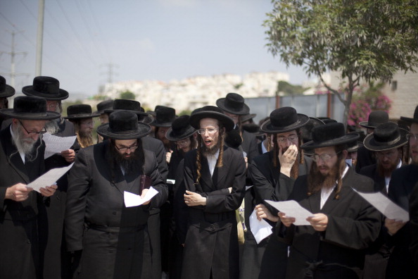Judeus ultraortodoxos rezando na cidade de Bete-Semes, Israel. 13/08/2013
