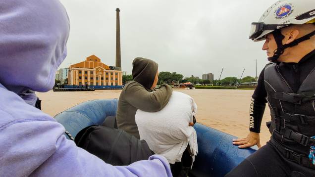 Defesa Civil e Forças Armadas atuam em resgates de vítimas das inundações no Rio Grande do Sul; fortes chuvas atingem o estado desde a última sexta-feira, 30. (Fotos: Prefeitura de Porto Alegre/Ministério da Defesa/Ricardo Stuckert) Defesa Civil e Forças Armadas atuam em resgates de vítimas das inundações no Rio Grande do Sul; fortes chuvas atingem o estado desde a última sexta-feira, 30. (Fotos: Prefeitura de Porto Alegre/Ministério da Defesa/Ricardo Stuckert)