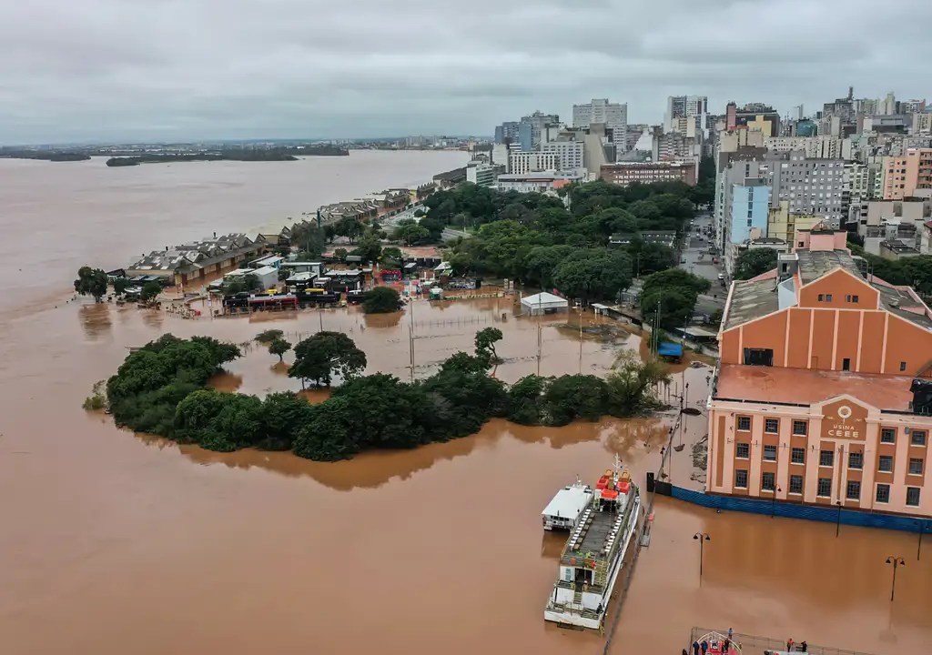 Rio Guaíba, usina do gasômetro, em Porto Alegre após chuva intensa.