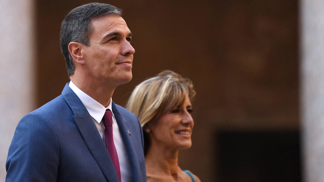 O primeiro-ministro da Espanha, Pedro Sanchez, e sua esposa Begoãa Gomez chegam ao Palácio Carlos V, em Granada, sul da Espanha. 05/10/2023 -