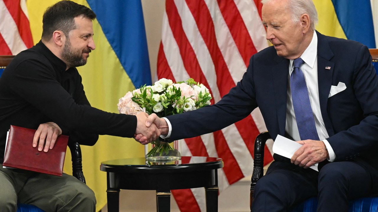 O presidente da Ucrânia, Volodymyr Zelensky (à dir.), e o presidente dos Estados Unidos, Joe Biden (à esq.), durante bilateral em Paris, na França. 07/06/2024