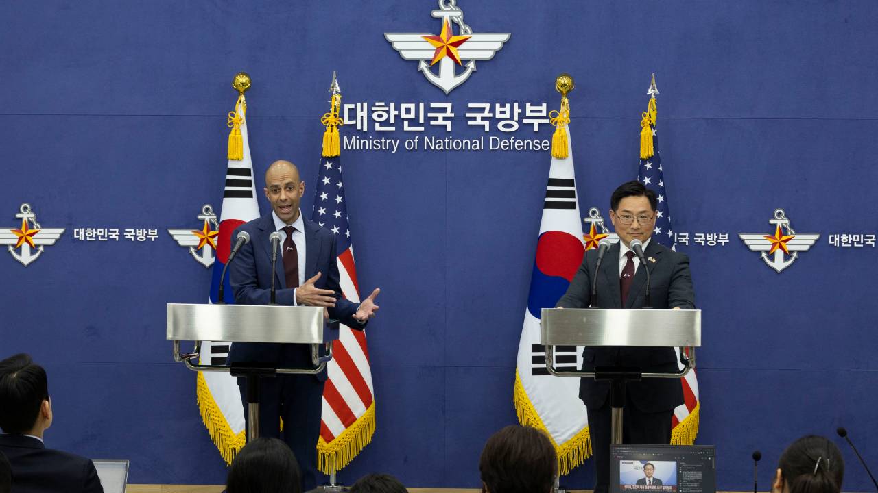 Secretário adjunto interino de Defesa para Política Espacial, Principal dos EUA, Vipin Narang, e o vice-ministro da Defesa da Coreia do Sul, Cho Chang-rae, durante uma coletiva de imprensa após a reunião do Grupo Consultivo Nuclear em Seul. 10/06/2024