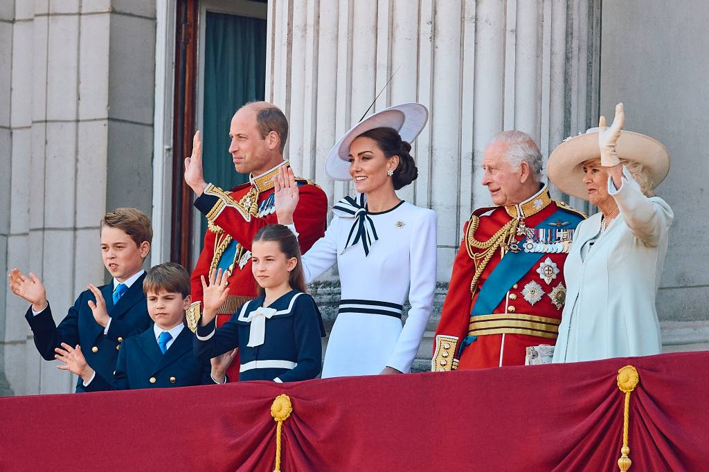 Kate Middleton – família real – rei Charles III Família real britânica aparece para tradicional foto na sacada do Palácio de Buckingham
