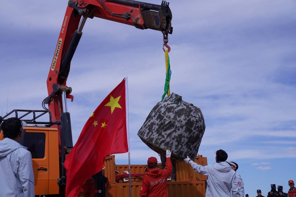 CHINA-SPACE-SCIENCE Officials load the landing module of the Changíe-6 moon probe onto a truck after it landed in Inner Mongolia, in northern China on June 25, 2024. A Chinese probe carrying samples from the far side of the Moon returned to Earth on June 25, capping a technically complex 53-day mission heralded as a world first. (Photo by AFP) / China OUT