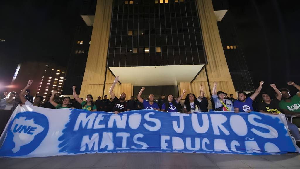 UNE dribla a lei para voltar a receber milhões em verba do governo federal