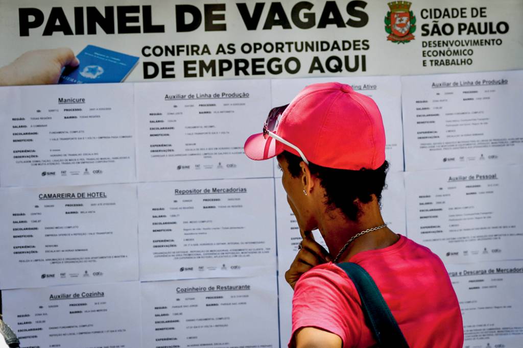 Dia da Cidadania Trans em SP HÁ VAGAS - Painel com oferta de empregos: mercado de trabalho fortalecido ajudou o PIB a deslanchar