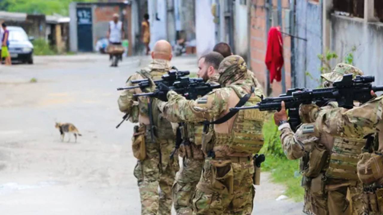 GUERRA - Ação no bairro Valéria, na cidade de Salvador: força policial de lá é hoje a mais letal do país