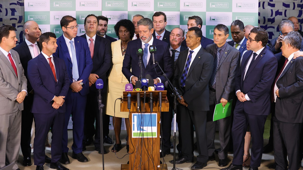 PASSO ATRÁS - Lira com líderes partidários: consenso por adiamento da pauta após reação negativa