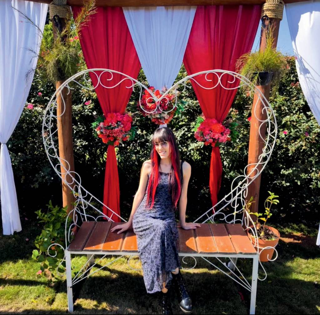 2 – Alice.jpg PRESSÃO PARA SER