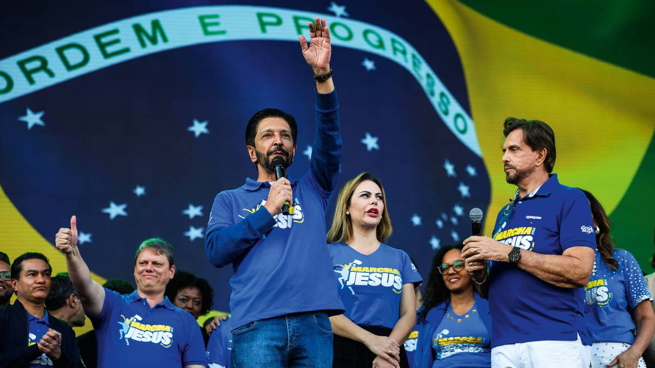FÉ - Nunes, com Tarcísio (ao fundo): aceno a conservadores na Marcha para Jesus