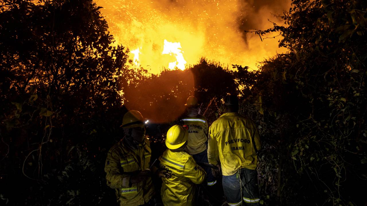 FUMAÇA E CHAMAS - Brigadistas combatem incêndio nos arredores de Corumbá: focos surgem em toda parte