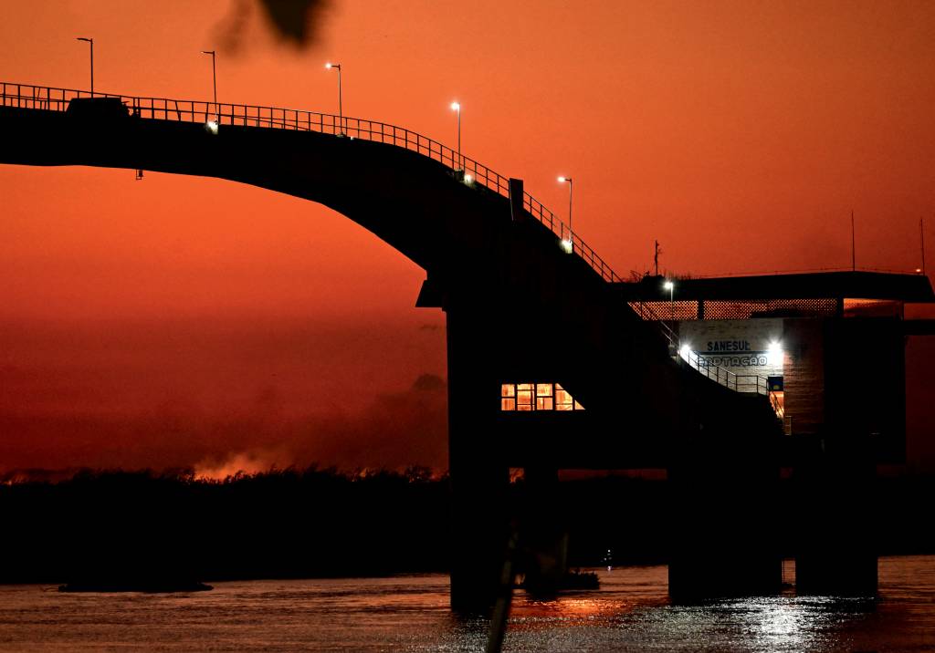 BRAZIL-FOREST-FIRE NÉVOA NO HORIZONTE - Ponte sobre o Rio Paraguai: fogo na superfície e no subsolo