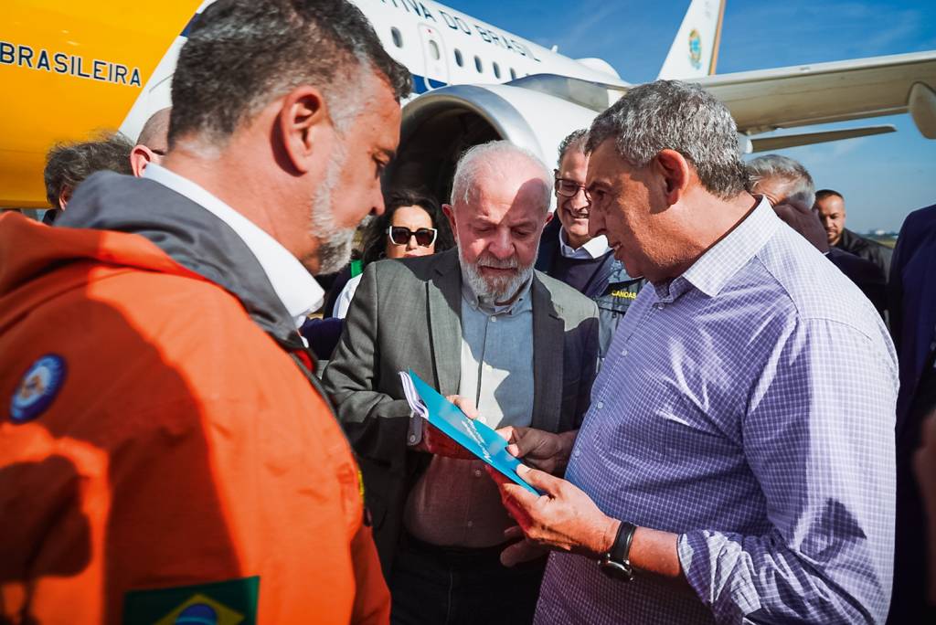 2D-(1)-20240606_Cesar-Lopes_GP-1.jpeg NO PAPEL - Pimenta, Lula e Melo, na Base Aérea de Canoas: pedido de 12 bilhões de reais ao governo federal