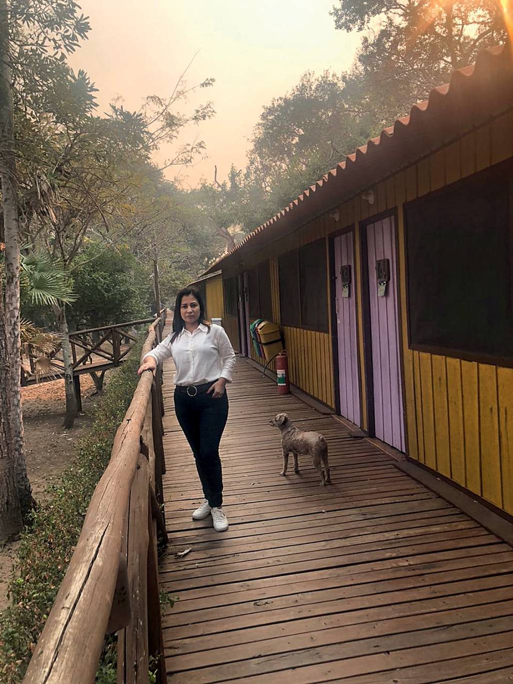 2D (3) Rosana – hotel vazio 1.jpeg FUGA DE HÓSPEDES - “Estamos longe dos incêndios, mas os clientes estão cancelando por medo. Dos quarenta turistas com reservas, só apareceram dezoito.” Rosana Pedraza, dona da hospedagem Jungle Lodge