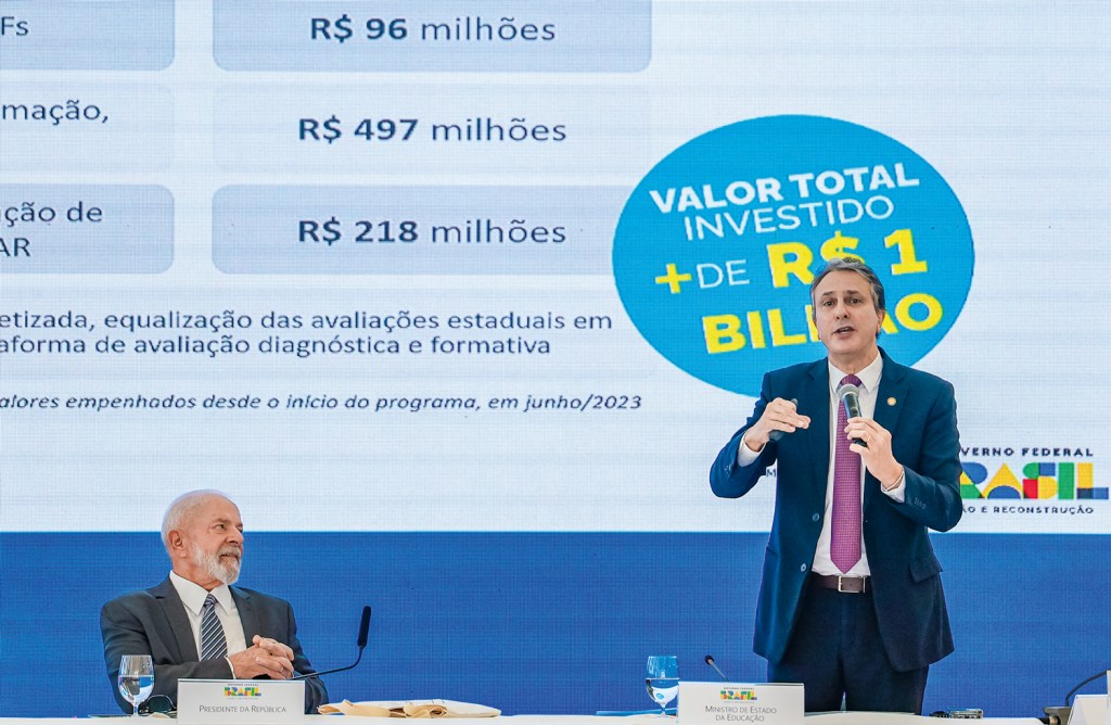 CORRENDO POR FORA - O ministro Camilo Santana: a educação é a única área do governo bem avaliada pelos eleitores