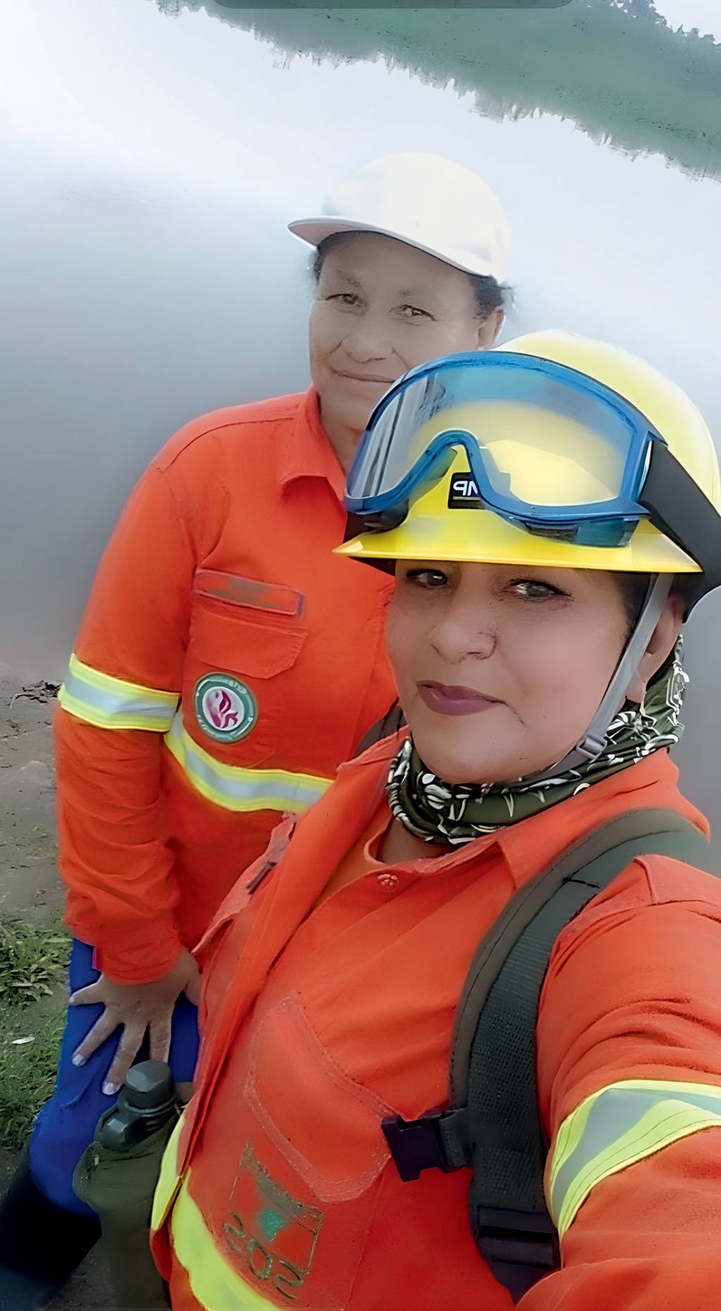 3D (1) Jucilene e Virginia.jpg MUTIRÃO ANTIFOGO - “Não durmo com os gritos das aves. Nossa comunidade formou um grupo de brigadistas e agora todos ajudam no combate aos incêndios.” Virginia Paz (na frente), com a amiga Deniu de Souza