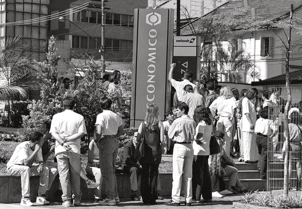 458206-high.jpeg Bomba-relógio: quebra do Econômico, em 1995, escancarou a crise dos bancos privados