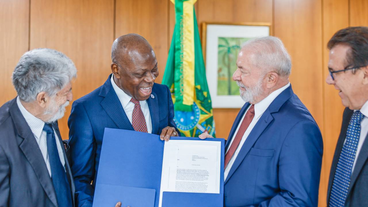 O ex-chanceler Celso Amorim, o diretor-geral da Organização Internacional do Trabalho, Gilbert Houngbo, o presidente Lula e o ministro do Trabalho e Emprego, Luiz Marinho, no Palácio do Planalto, em abril do ano passado
