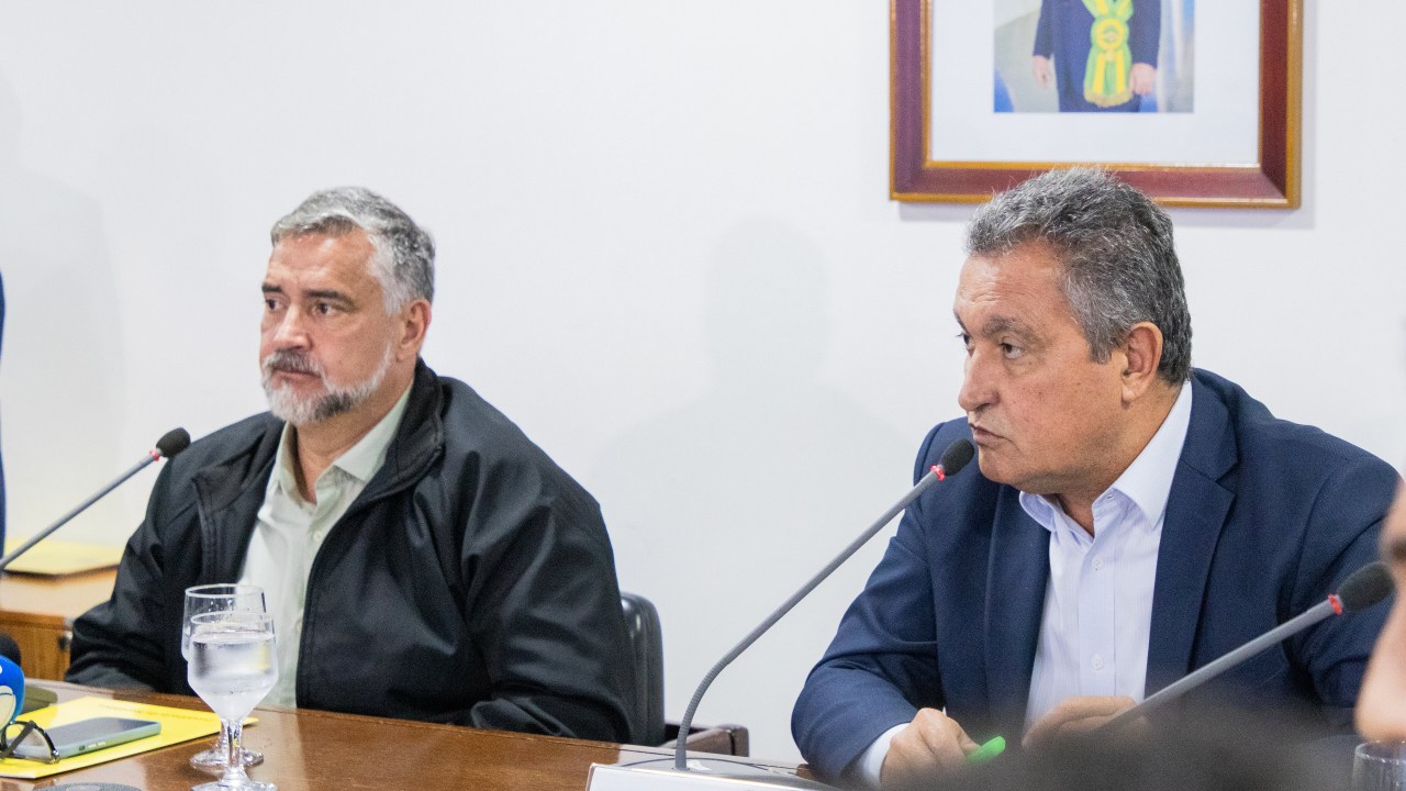 Os ministros Paulo Pimenta e Rui Costa, durante reunião da sala de situação sobre o Rio Grande do Sul, no início de maio