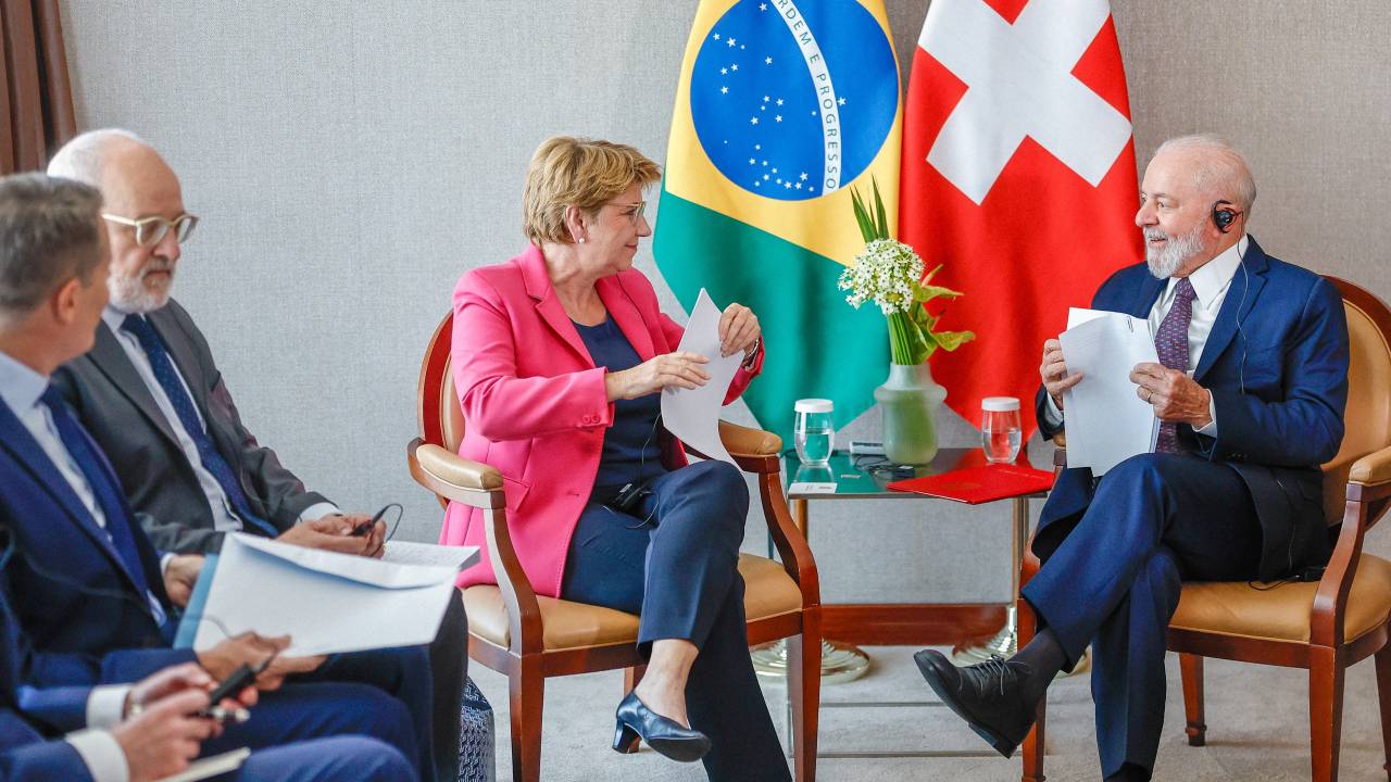 Os presidentes do Brasil, Luiz Inácio Lula da Silva, e da Confederação Suíça, Viola Amherd, durante reunião bilateral em Genebra, nesta quinta-feira