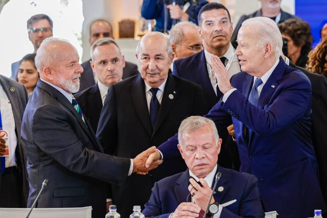 O presidente do Brasil, Luiz Inácio Lula da Silva, cumprimenta o presidente dos Estados Unidos da América, Joe Biden, durante reunião da Cúpula do G7, na Itália O presidente do Brasil, Luiz Inácio Lula da Silva, cumprimenta o presidente dos Estados Unidos da América, Joe Biden, durante reunião da Cúpula do G7, na Itália