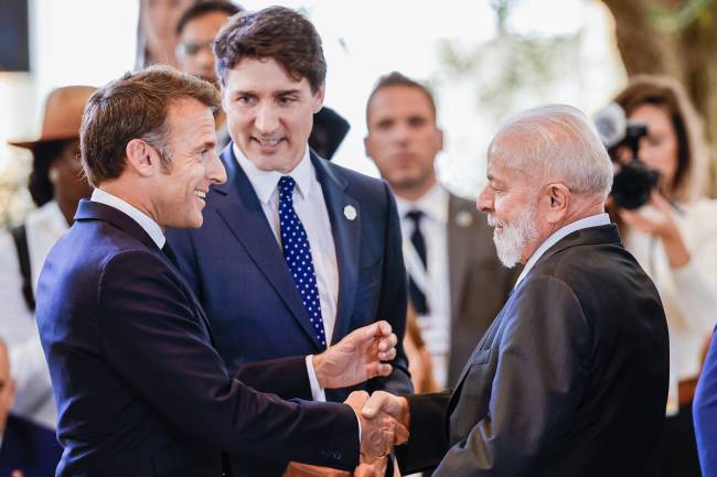 O presidente da França, Emmanuel Macron, e o primeiro-ministro do Canadá, Justin Trudeau cumprimentam o presidente Luiz Inácio Lula da Silva, durante reunião da Cúpula do G7, na Itália O presidente da França, Emmanuel Macron, e o primeiro-ministro do Canadá, Justin Trudeau cumprimentam o presidente Luiz Inácio Lula da Silva, durante reunião da Cúpula do G7, na Itália