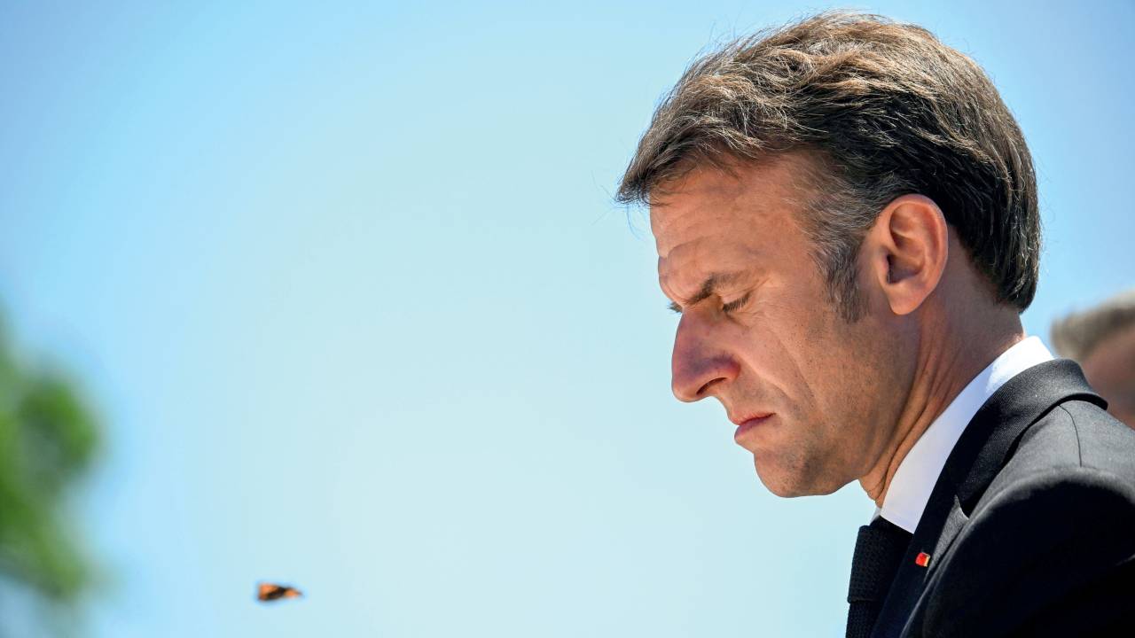 VEXAME - Macron: com menos da metade dos votos obtidos pela extrema direita, convocou eleições, sob risco de tiro no pé