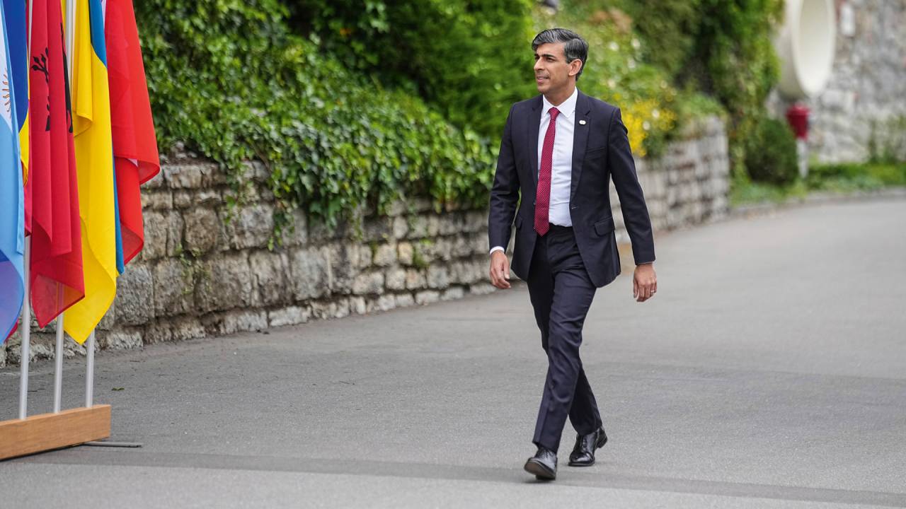 MAL NA FOTO - Sunak: seu partido, em pé de guerra interna, está na rabeira das pesquisas eleitorais