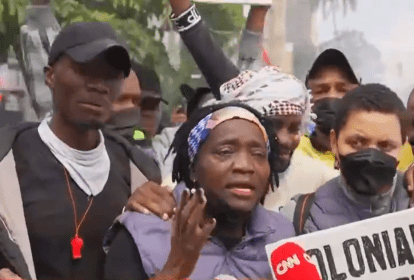 Durante depoimento à emissora americana CNN, Auma Obama, irmã do ex-presidente dos EUA, engasga com gás lacrimogênio durante protesto no Quênia. 25/06/2024 -