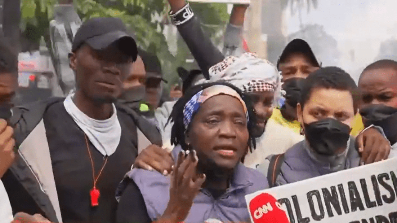 Durante depoimento à emissora americana CNN, Auma Obama, irmã do ex-presidente dos EUA, engasga com gás lacrimogênio durante protesto no Quênia. 25/06/2024 -