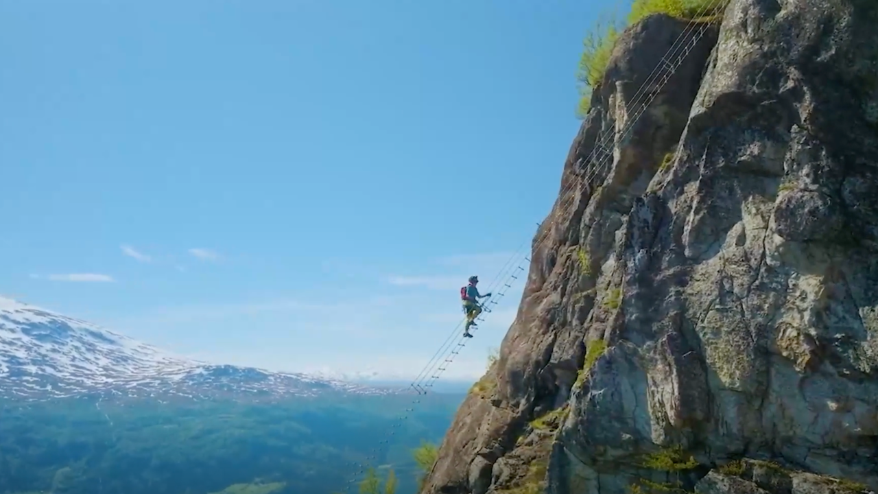 Escada "flutuante" Stigull na rota de acesso ao topo do Monte Hoven, na Noruega.