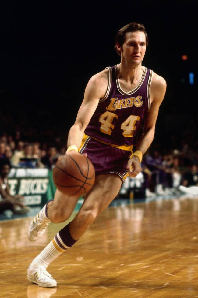 Milwaukee Bucks v Los Angeles Lakers A foto de Jerry West, com o uniforme do Los Angeles Lakers, tirada em 1974 que inspirou o logotipo da NBA -