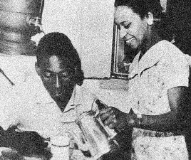 Pelé em casa tomando café servido por sua mãe Celeste Arantes em 1959 em Santos, São Paulo