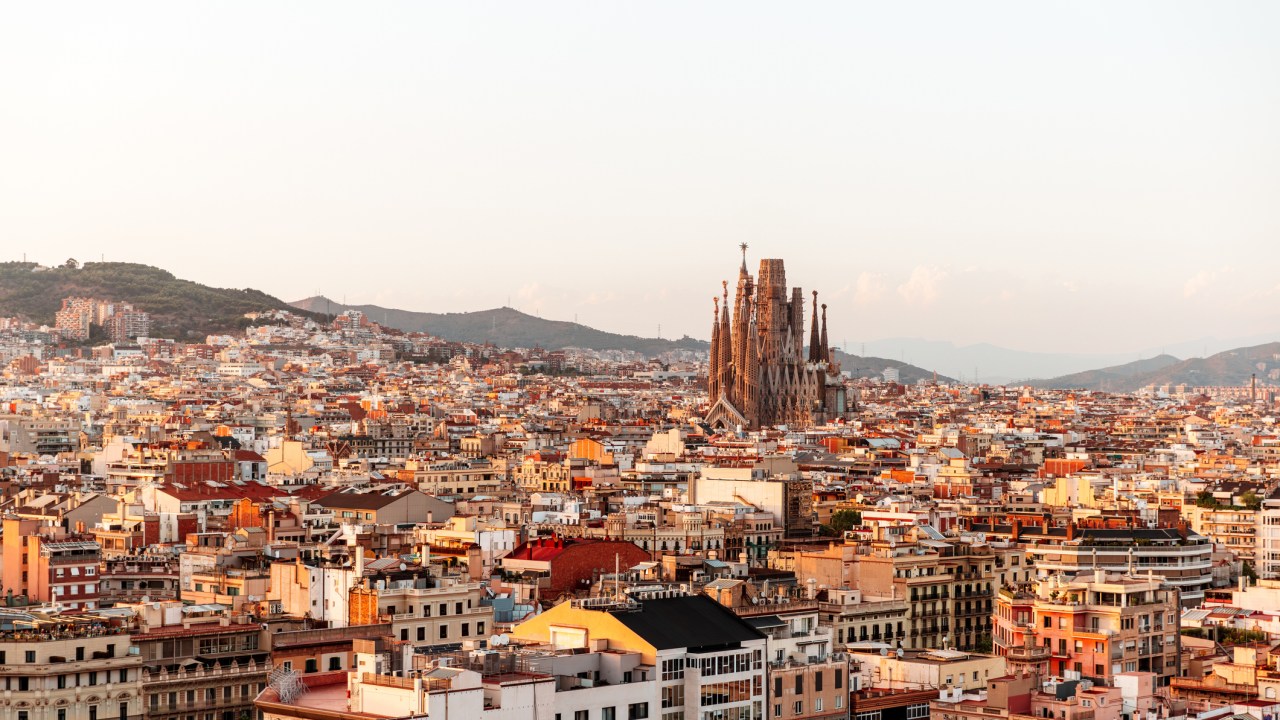Prefeito de Barcelona, um dos principais destinos turísticos da Espanha, prometeu cancelar 10.101 licenças de aluguel de curto prazo até novembro de 2028. -
