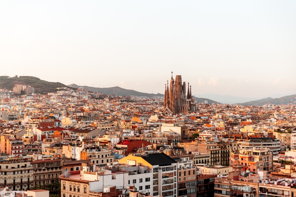 Prefeito de Barcelona, um dos principais destinos turísticos da Espanha, prometeu cancelar 10.101 licenças de aluguel de curto prazo até novembro de 2028. -