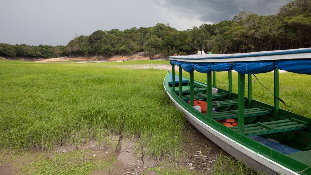 AMAZÔNIA - Seca: falta de chuvas levou ao encalhamento de barcos em 2023